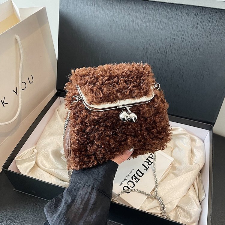 Autumn and winter furry bags for women 2024 new chain crossbody bag super popular niche lamb furry bag