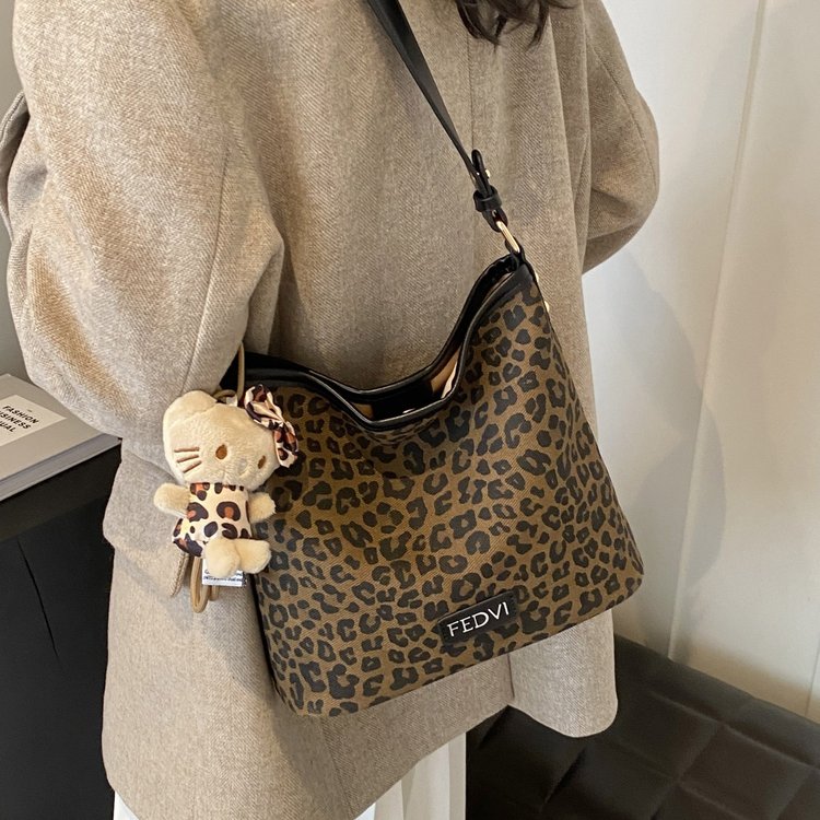 2024 new versatile leopard print bucket bag ins small bag shoulder crossbody armpit pendant bag large capacity genuine leather bag