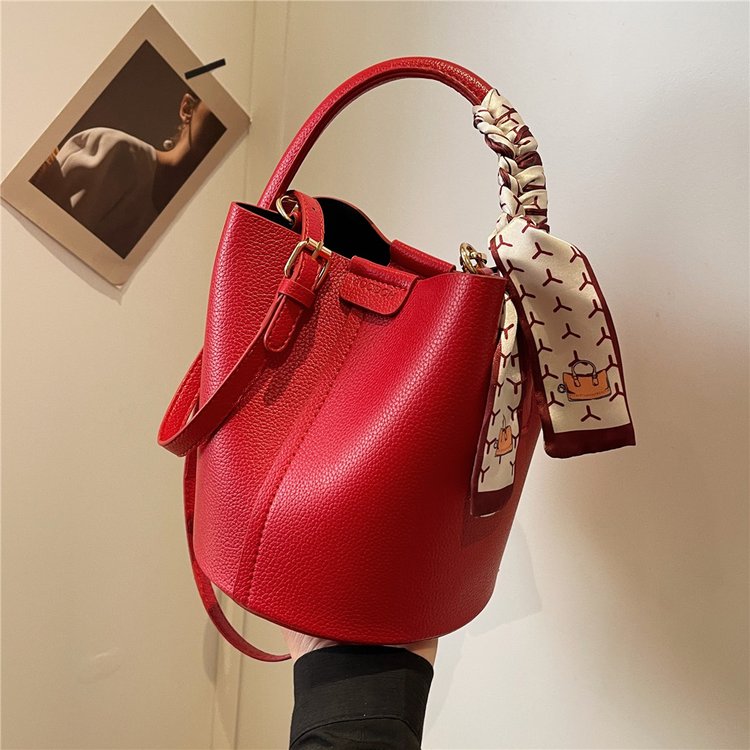 Cross-border high-end texture bucket bag mother bag new summer new trend versatile armpit hand bank single shoulder crossbody bag