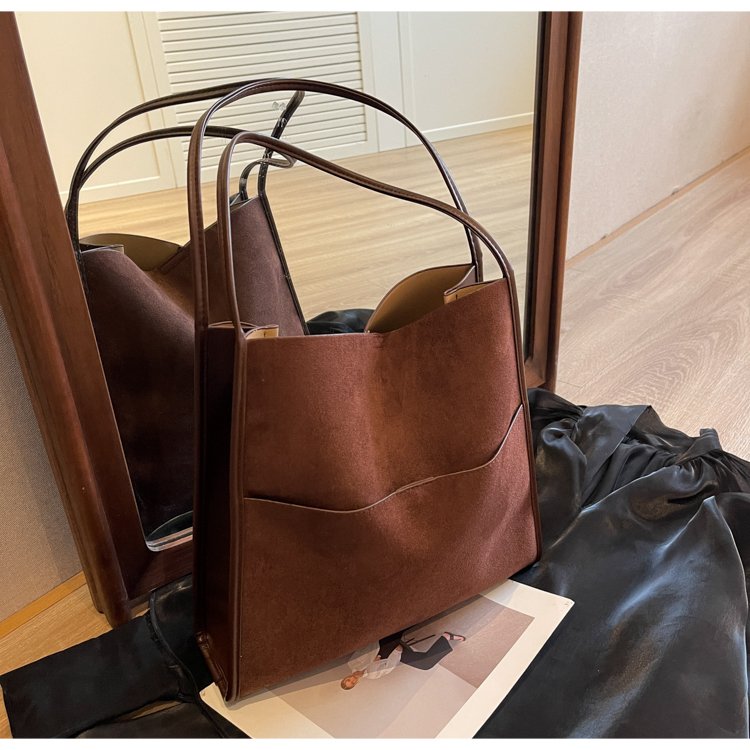 Large-capacity bag for women, versatile autumn 2024 new retro shoulder bucket bag, popular commuter tote bag this year