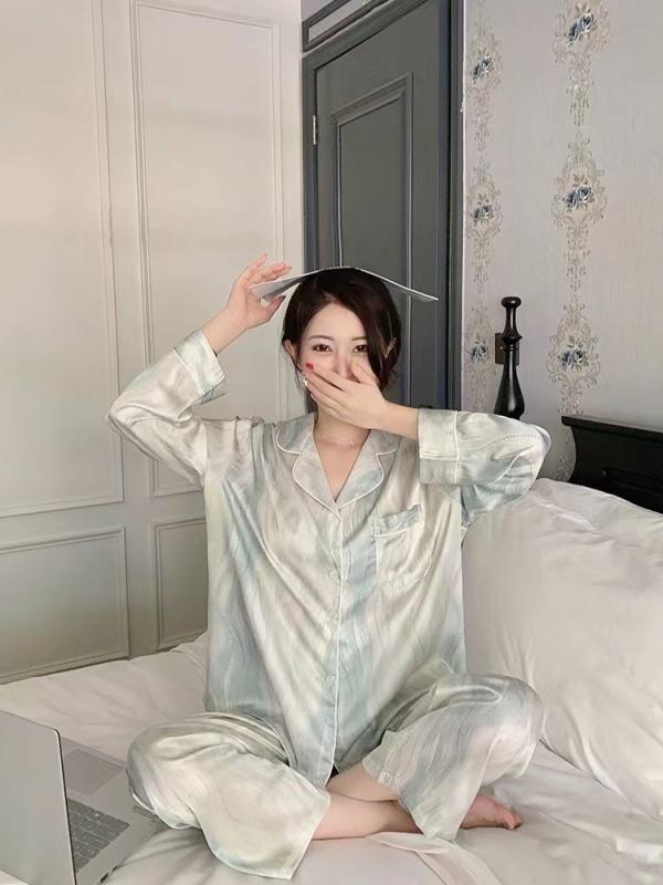 Liuguang adds weight and weighs 300 pounds. Wearable pajamas for women. Niche trendy brand design, high-end home wear that can be worn outside.