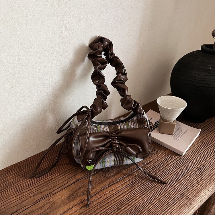 Autumn and winter super popular niche bags for women 2024 new pleated versatile crossbody bag contrasting color woolen shoulder underarm bag