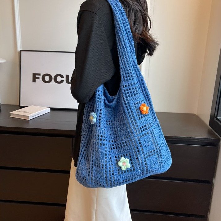 Woven bag women's large capacity 2024 new niche design summer hollow shoulder bag texture popular bucket bag