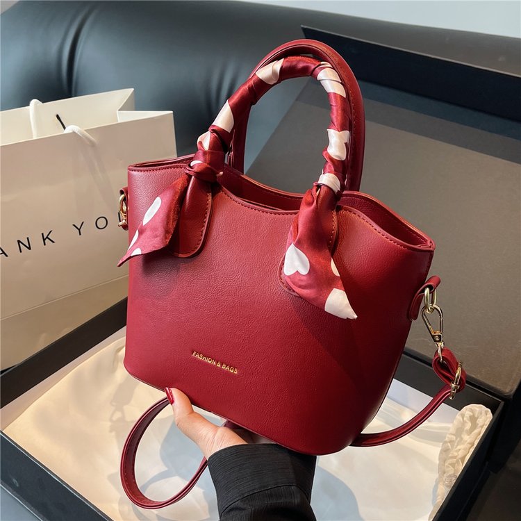 Red bag for wedding and New Year, high-quality fashion, light luxury bucket bag, women's bag, new simple and fashionable bridesmaid bag