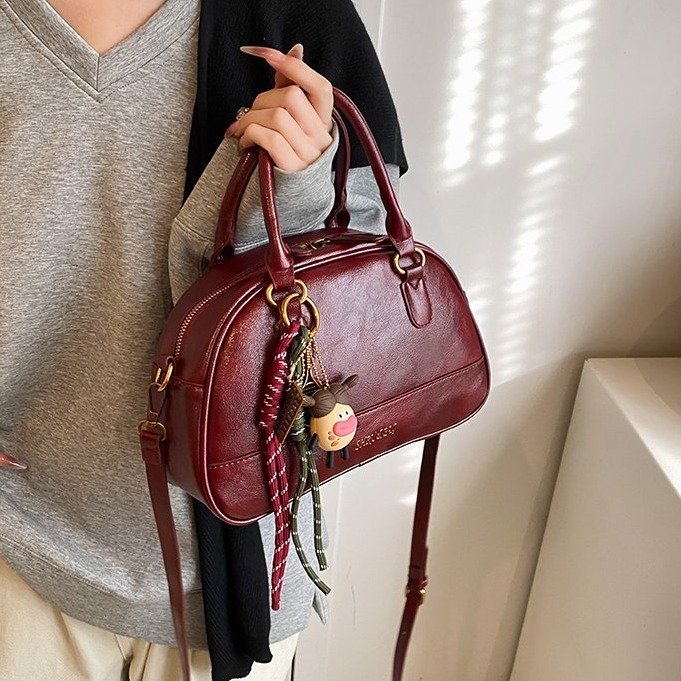 Autumn and winter oil wax leather retro small bag women's 2024 new versatile crossbody bag fashionable portable bowling bag