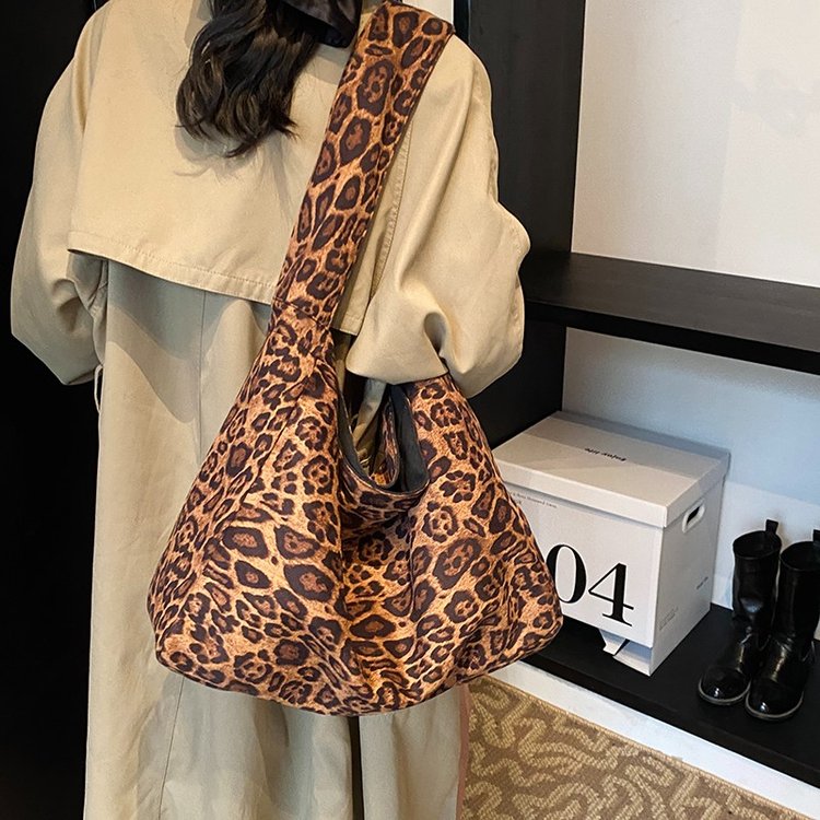 2024 Autumn New Casual Shoulder Bag Large Capacity Portable Tote Bag Women’s Niche Design Fashion Crossbody Bag
