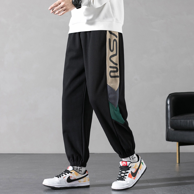 The e-commerce store has sufficient stock of new fall student fashion and versatile printed sweatpants