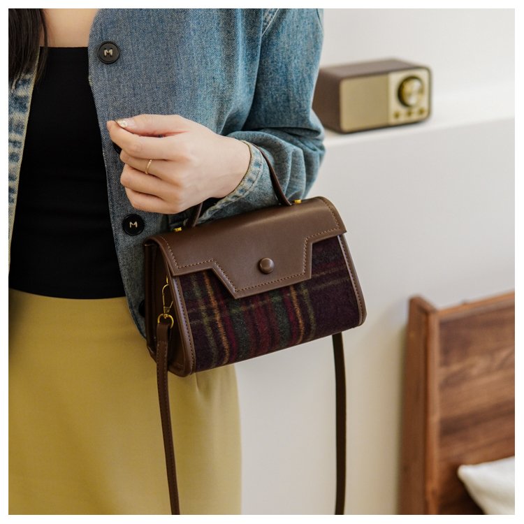 Korean college style handheld small bag for women new fashion versatile retro plaid contrasting one-shoulder crossbody bag