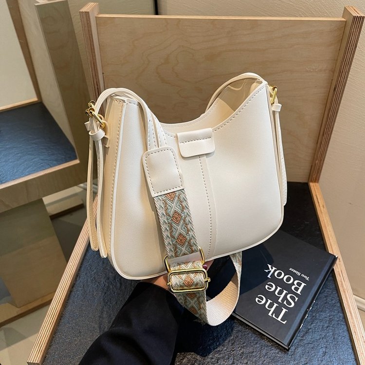High-end versatile underarm bag women's bag 2024 new autumn and winter fashionable texture wide shoulder strap single shoulder crossbody bag