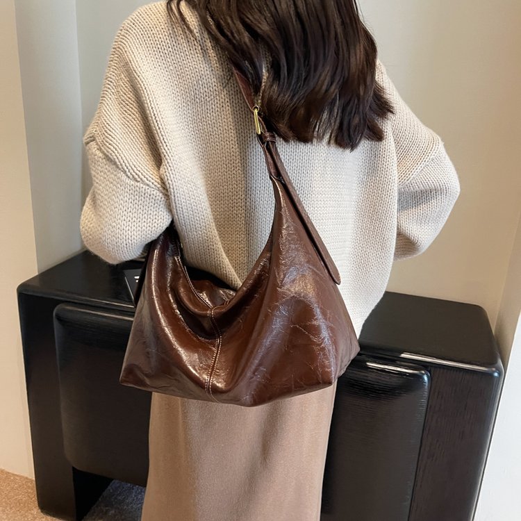 Casual soft-surface large-capacity bag for women 2024 new popular retro versatile crossbody bag fashionable commuter shoulder bag