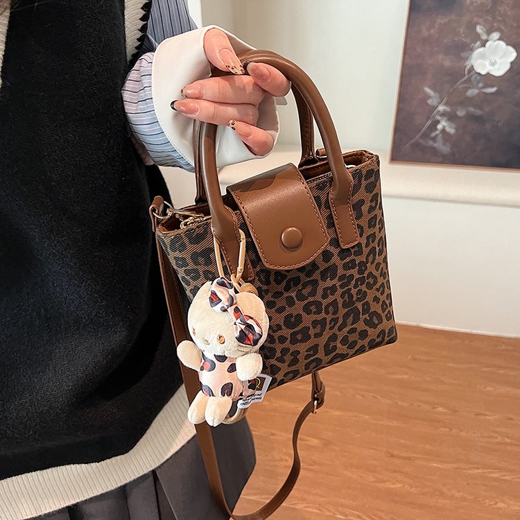 Autumn and winter retro niche leopard print bag for women ins2024 new versatile crossbody bag super hot leather mobile phone bag