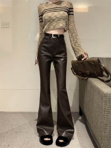 Real shot and real price. Hot girl adds a belt, high waist and slightly flared leather pants to cover the flesh and make her look slimmer. Trendy long casual pants for women.