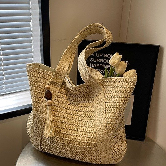 Spot new machine-woven one-color woven bag, fashionable one-shoulder paper rope straw bag, peach wood pendant, casual beach bag for women