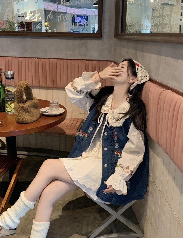 Sweet embroidered doll collar shirt + fungus embroidered retro denim vest set