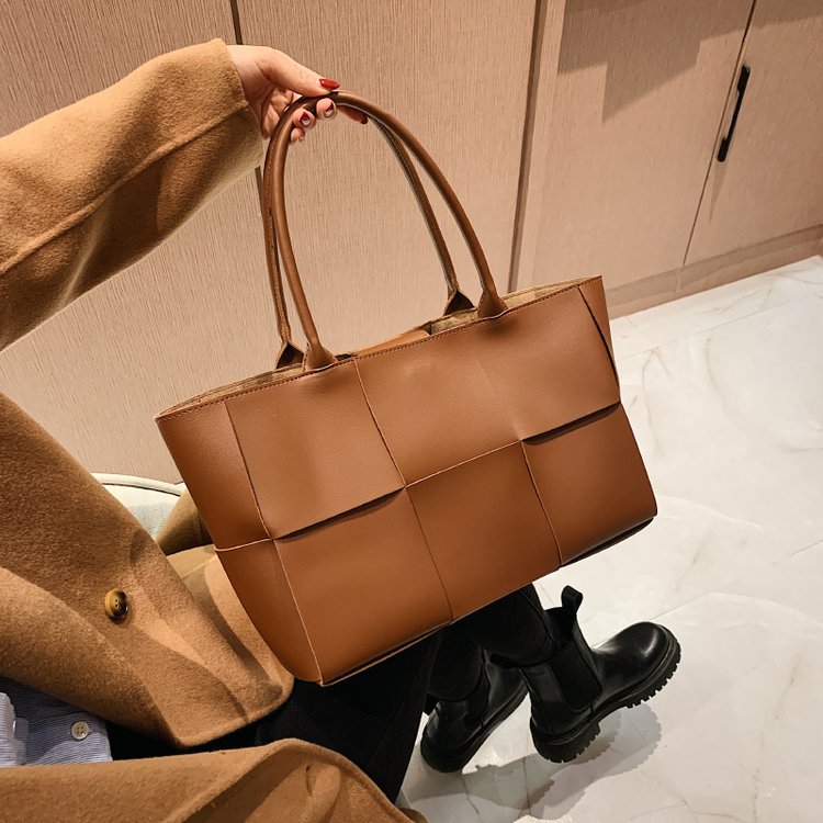 Large-capacity bag women's 2020 autumn and winter new trendy fashion shoulder bag Internet celebrity handheld tote bag