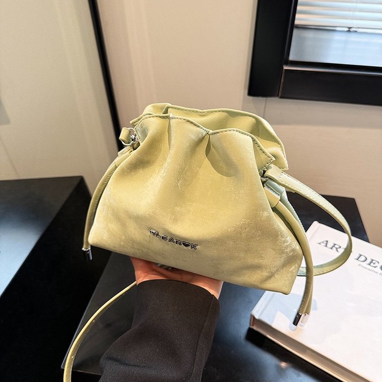 Light luxury high-end versatile crossbody bag for women 2024 new style fashionable casual commuting cloud shoulder bucket bag
