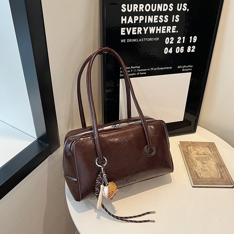 High-end retro waxed leather Boston bag 2024 new large-capacity portable armpit commuting single shoulder armpit bag
