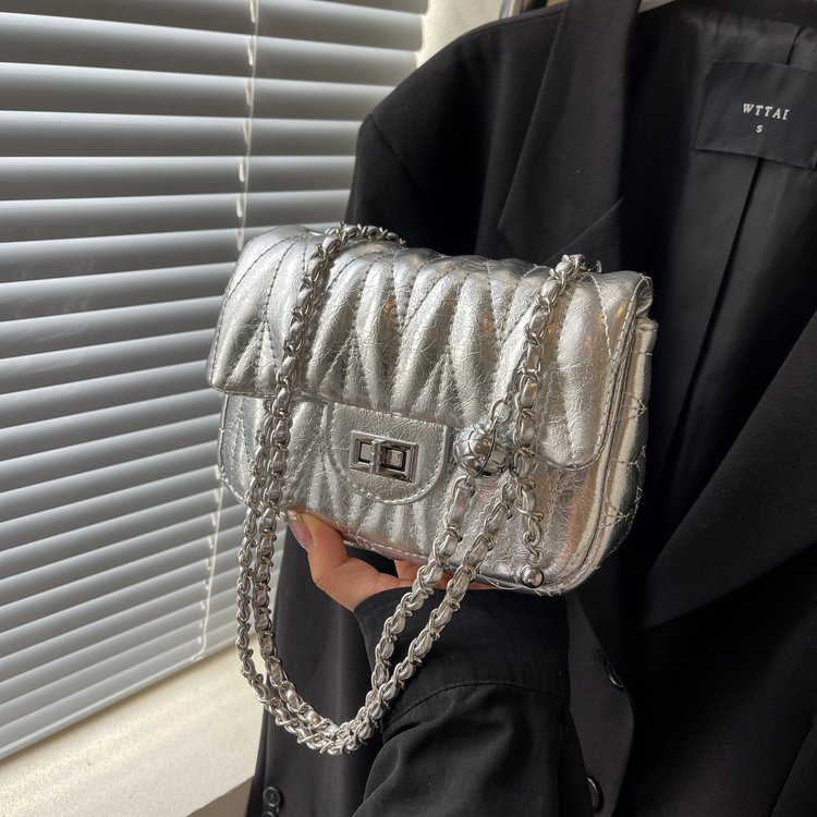 Portable pillow bag for women 2024 new crossbody bag chain high-end crossbody bag niche single shoulder commuter bag for women