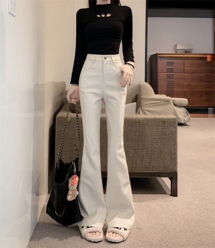 Real shot and real price. Hot girl adds a belt, high waist and slightly flared leather pants to cover the flesh and make her look slimmer. Trendy long casual pants for women.