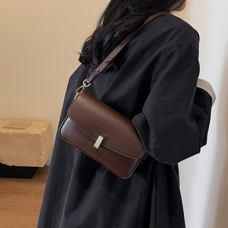 This year's popular bags for women are new, trendy, retro-textured, single-shoulder armpit bags, autumn and winter cross-body small square bags