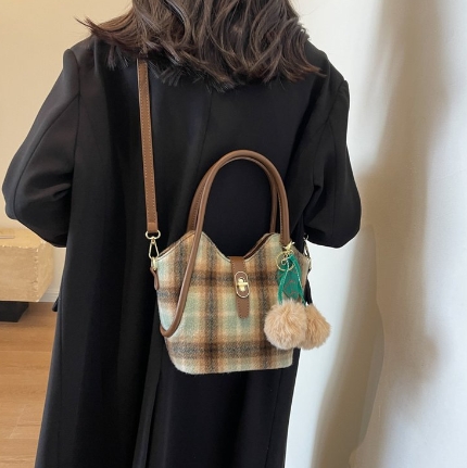 Hand-held woolen bag women's new autumn and winter fashion special bag commuting shoulder bag material bag handmade bag trend