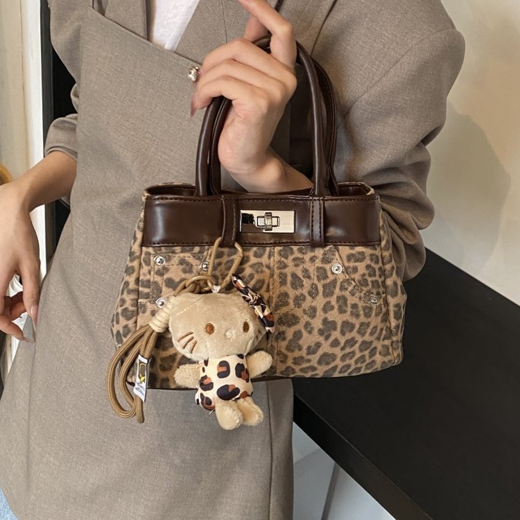 Super hot niche popular leopard print bag for women 2024 new autumn and winter contrast color versatile crossbody bag portable bucket bag