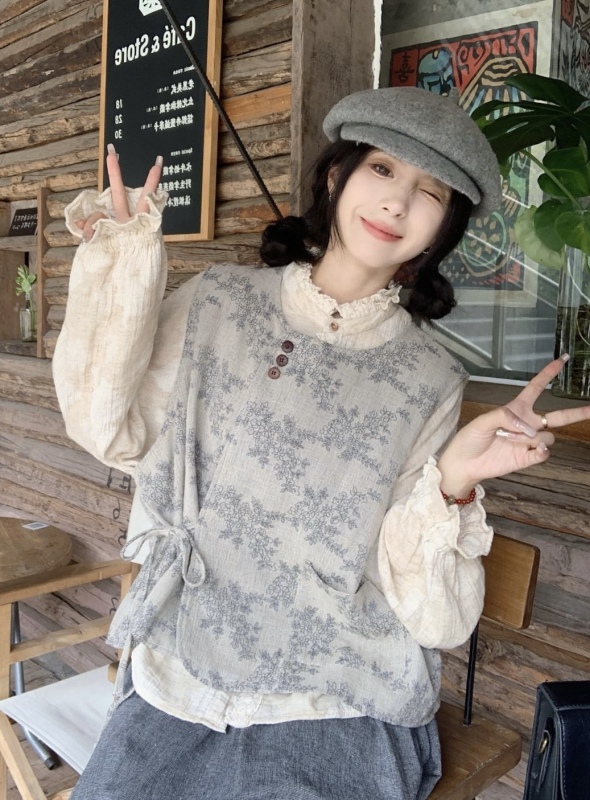 Retro vest + fungus stand collar shirt + lace skirt