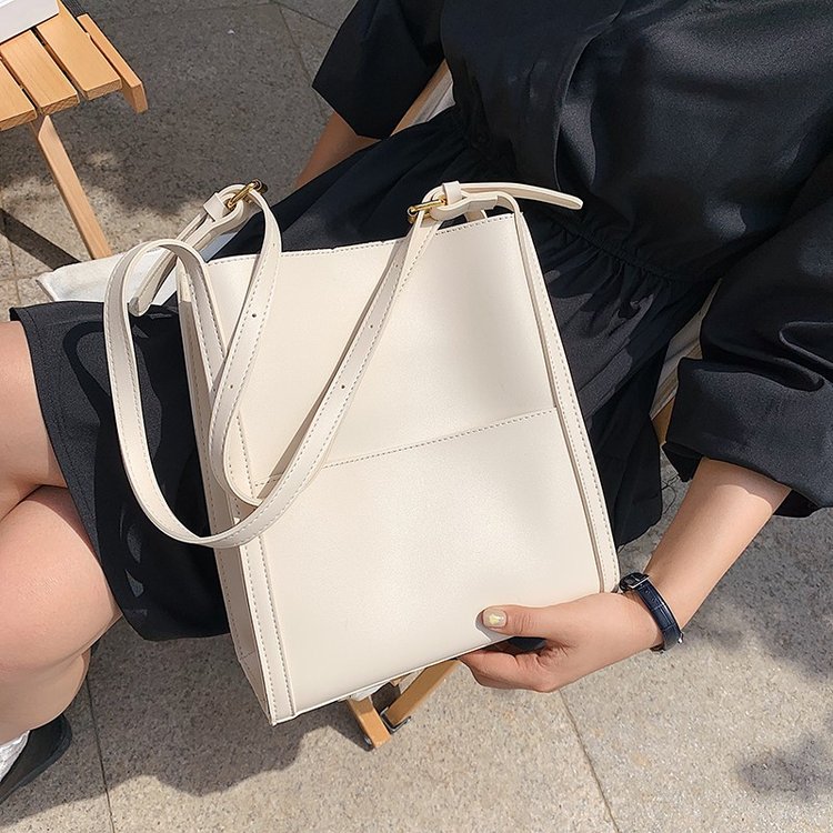 Korean retro large-capacity shoulder bag women's autumn and winter new textbook student high-end armpit bag large bag