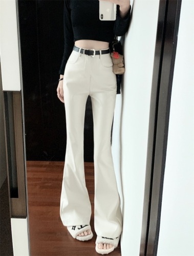 Real shot and real price. Hot girl adds a belt, high waist and slightly flared leather pants to cover the flesh and make her look slimmer. Trendy long casual pants for women.