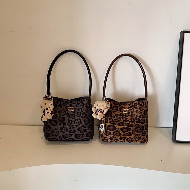 Hand Carrying Leopard Print Bucket Bag Women's 2024 Autumn and Winter New Contrast Color Fashion Shoulder Bag Niche High-end Casual Women's Bag