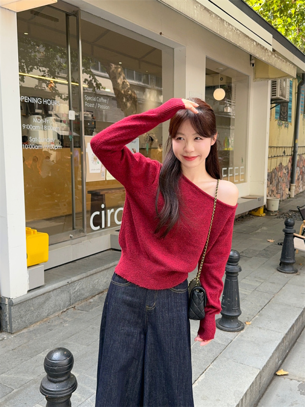 Sweetly designed off-shoulder cardigan top
