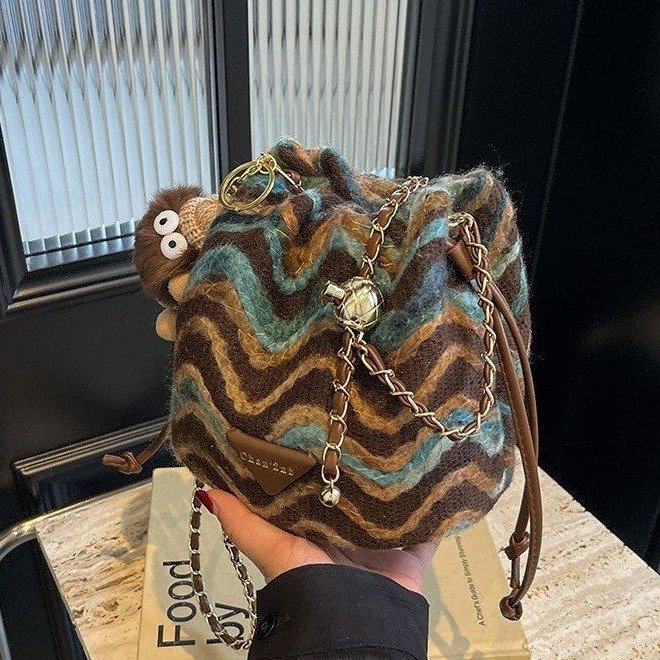 Women's bag new high-end texture versatile crossbody bucket shoulder small bag women's trendy fashion commuting retro crossbody bag