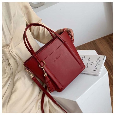 French niche red wedding bag, female bridal bag, fashionable new portable shoulder bag, fashionable armpit baguette bag