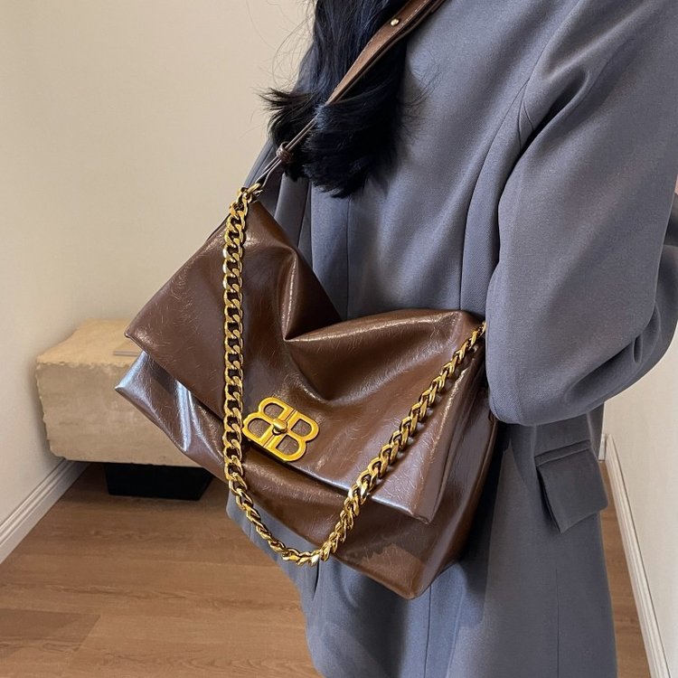 Autumn and winter high-end small square bag, simple women's large-capacity bag, new retro fashion armpit shoulder bag