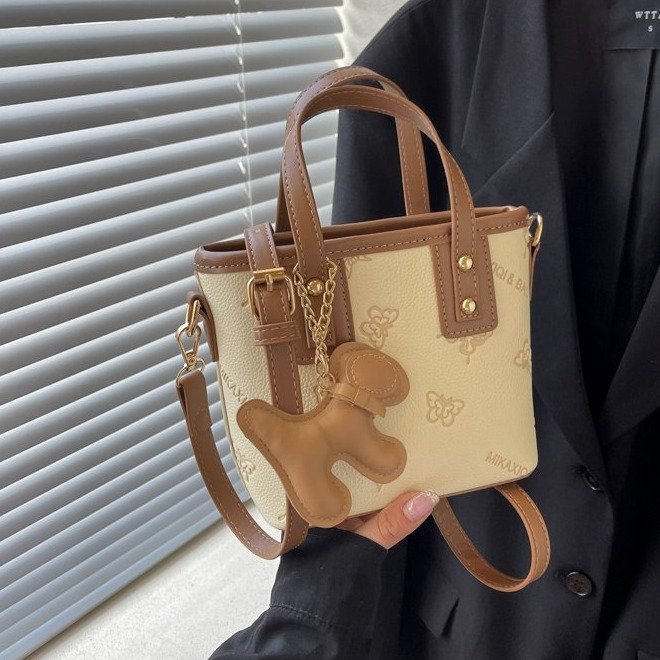 French niche fashion handheld small bag for women 2024 new high-end textured crossbody bag casual versatile bucket bag