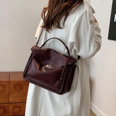 High-end retro large-capacity bag for women 2024 new autumn and winter commuting shoulder crossbody bag portable briefcase