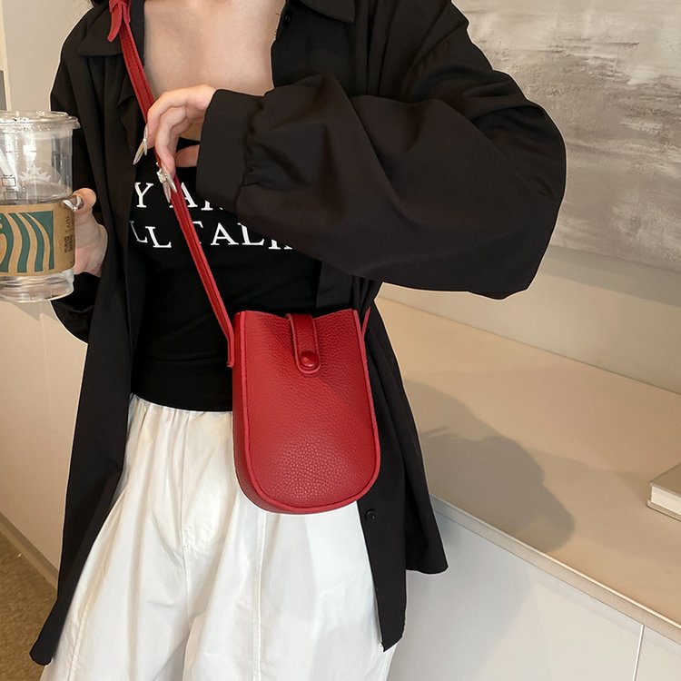 Niche retro soft texture women's bag 24 new summer style shoulder bag commuter crossbody bag mobile phone small bag