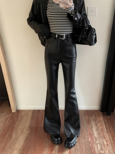 Real shot and real price. Hot girl adds a belt, high waist and slightly flared leather pants to cover the flesh and make her look slimmer. Trendy long casual pants for women.
