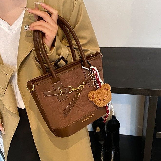 Autumn and winter super hot retro niche suede women's bag 2024 new light luxury versatile crossbody portable bucket bag trendy