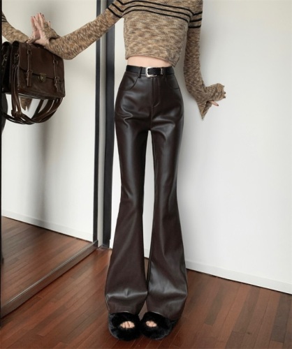 Real shot and real price. Hot girl adds a belt, high waist and slightly flared leather pants to cover the flesh and make her look slimmer. Trendy long casual pants for women.