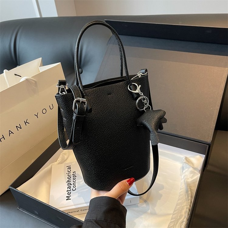 High-end niche soft leather women's bag 2023 new fashionable vegetable basket bucket bag hand-held crossbody bag this year