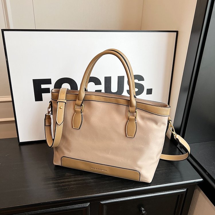 High-end portable tote bag with large capacity 2024 new commuter shoulder bag women's niche design armpit cross-body bag