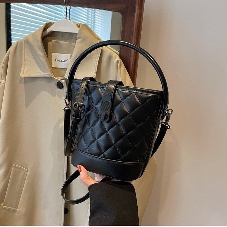 This year's popular niche bag, new women's bag, rhombus versatile crossbody bag, shoulder portable bucket bag