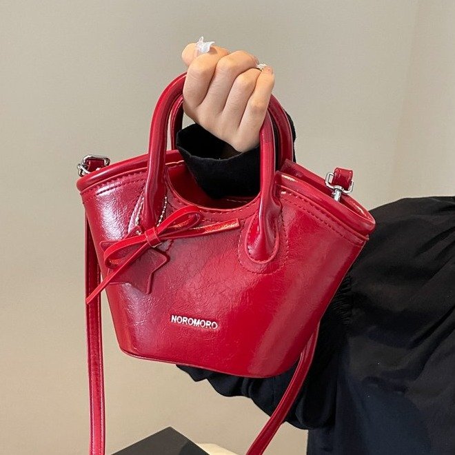 Niche trend design hand bag women's 2024 new simple fashion shoulder bag foreign style versatile bucket bag