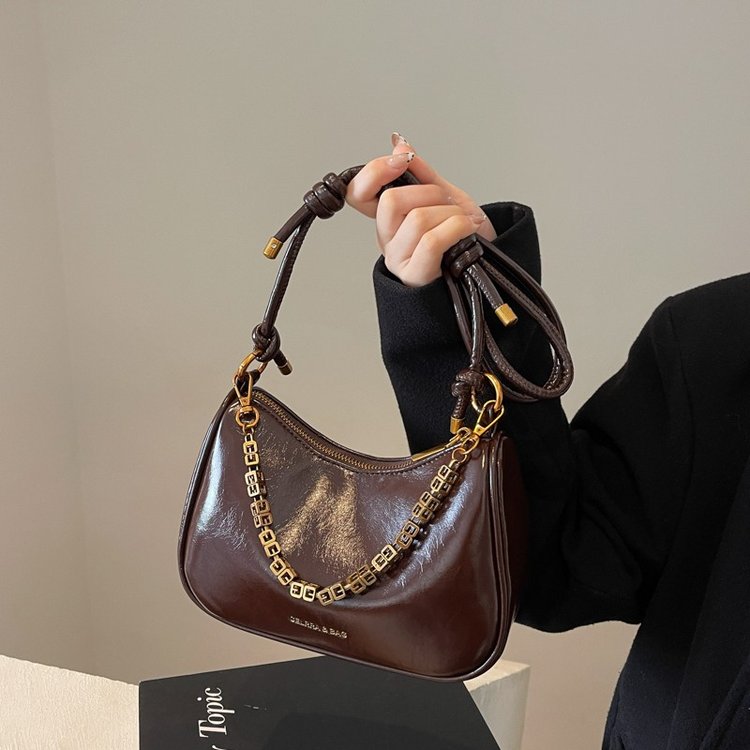 High-end oil wax leather retro small bag women's 2024 new autumn and winter versatile crossbody bag single shoulder armpit bag
