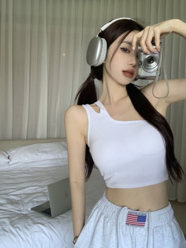 Real shot, real price, irregular halter neck, tight-fitting short two-wear camisole for hot girls with breast pads