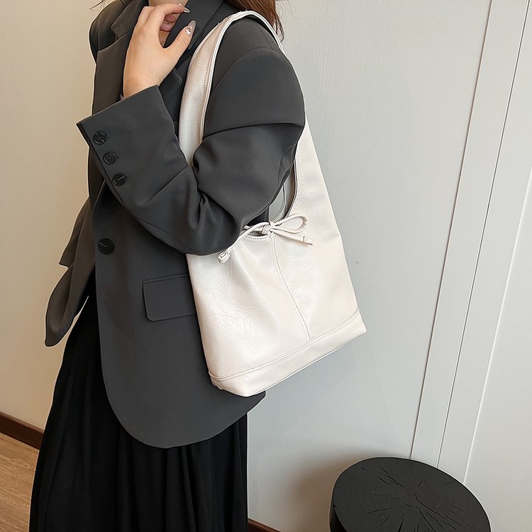 Large-capacity tote bag for women 2024 new versatile high-end fashion shoulder bag summer outing armpit bag