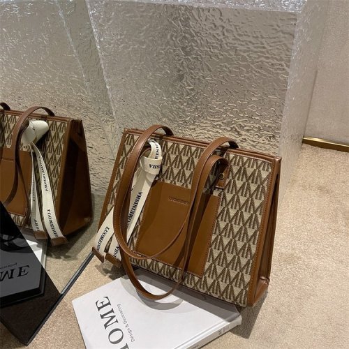 Internet celebrity niche texture commuter armpit bag women's autumn and winter simple tote bag large capacity fashion shoulder bag