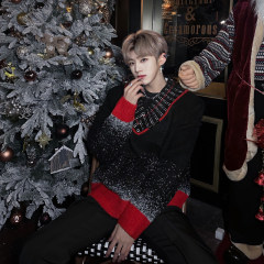 (Own photo) New winter sweater and sweater, fashionable V-neck personalized sweater for winter