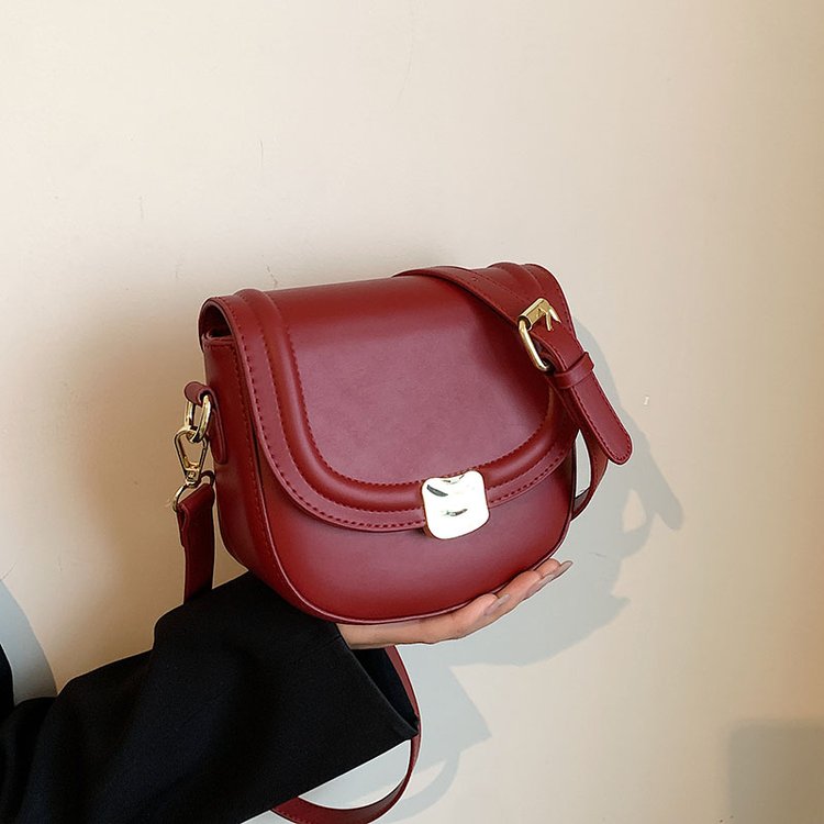 Red bag, versatile crossbody bag, women's new trendy fashion retro saddle bag, niche texture, single shoulder cross-border